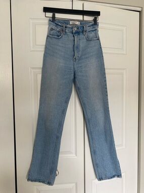 Abercrombie & Fitch 90s Straight Fit High-Rise Jeans in Light Wash